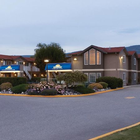 Days Inn By Wyndham Келоуна Екстериор снимка
