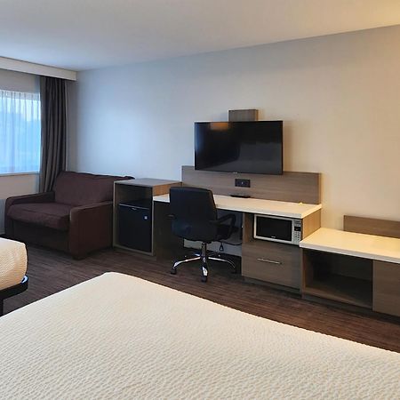 Days Inn By Wyndham Келоуна Екстериор снимка