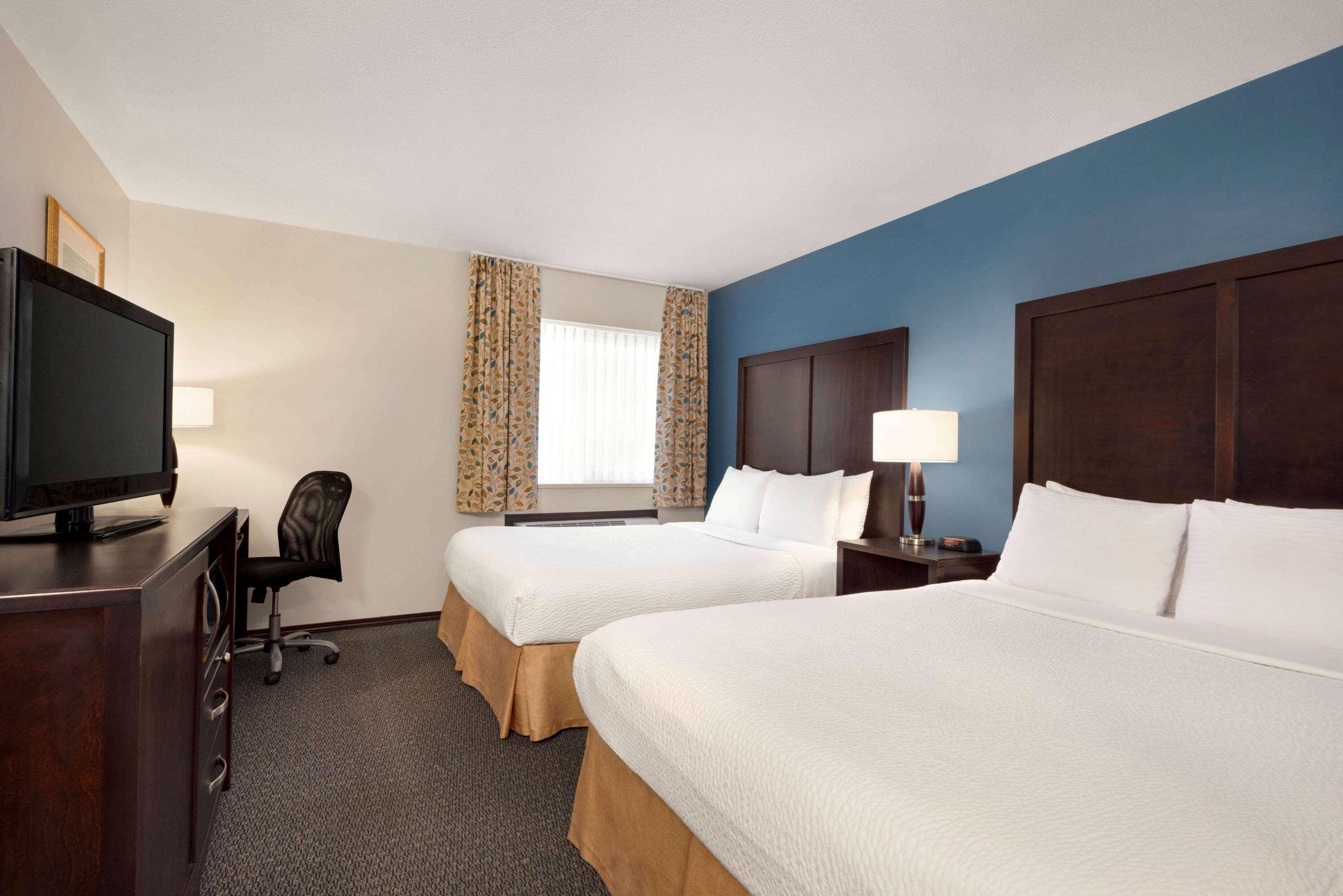 Days Inn By Wyndham Келоуна Екстериор снимка
