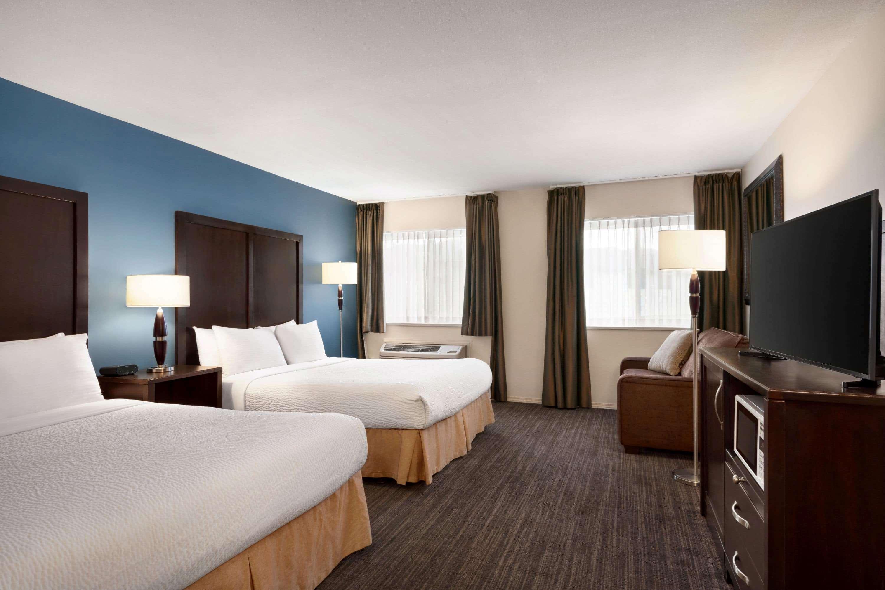 Days Inn By Wyndham Келоуна Екстериор снимка