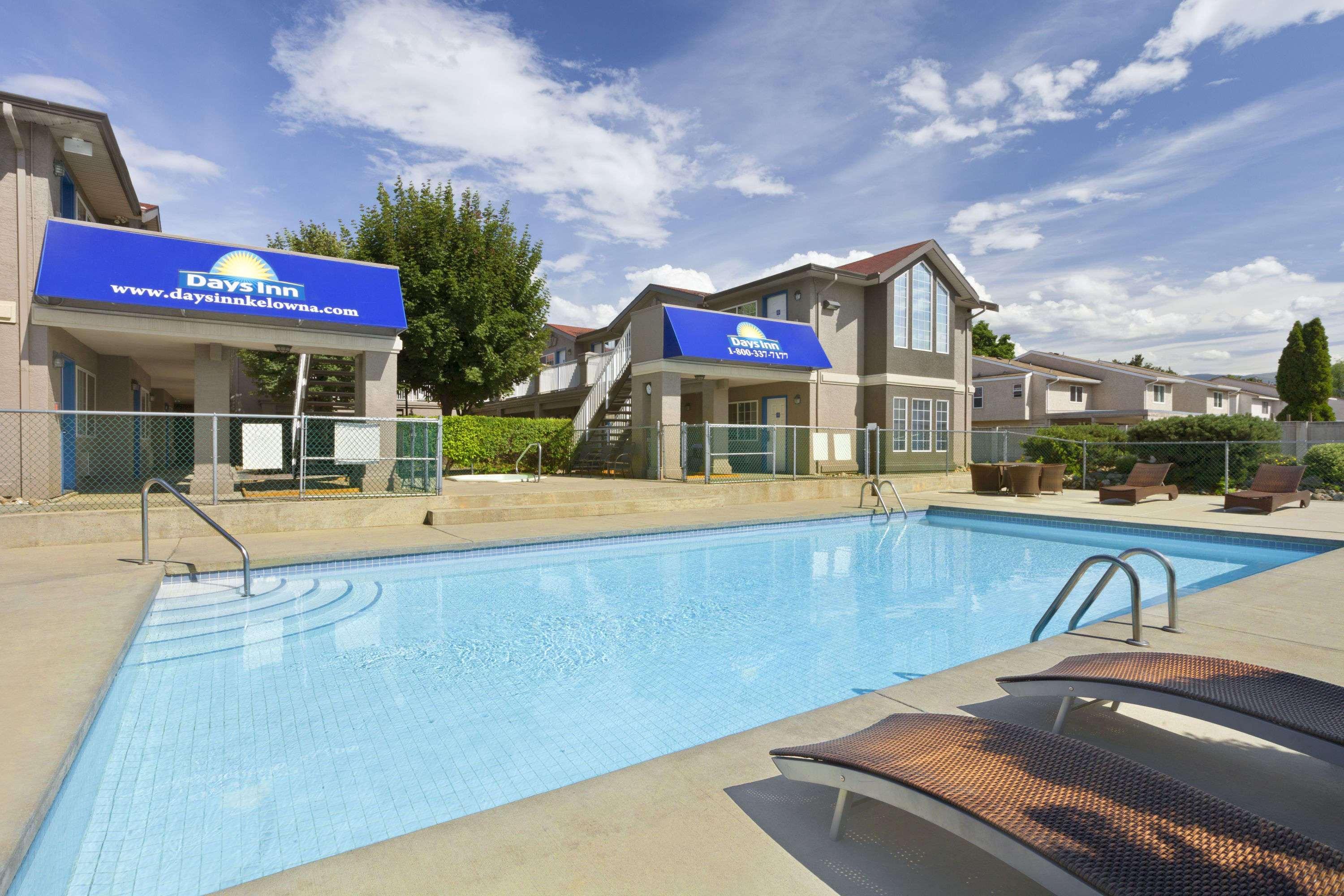 Days Inn By Wyndham Келоуна Екстериор снимка