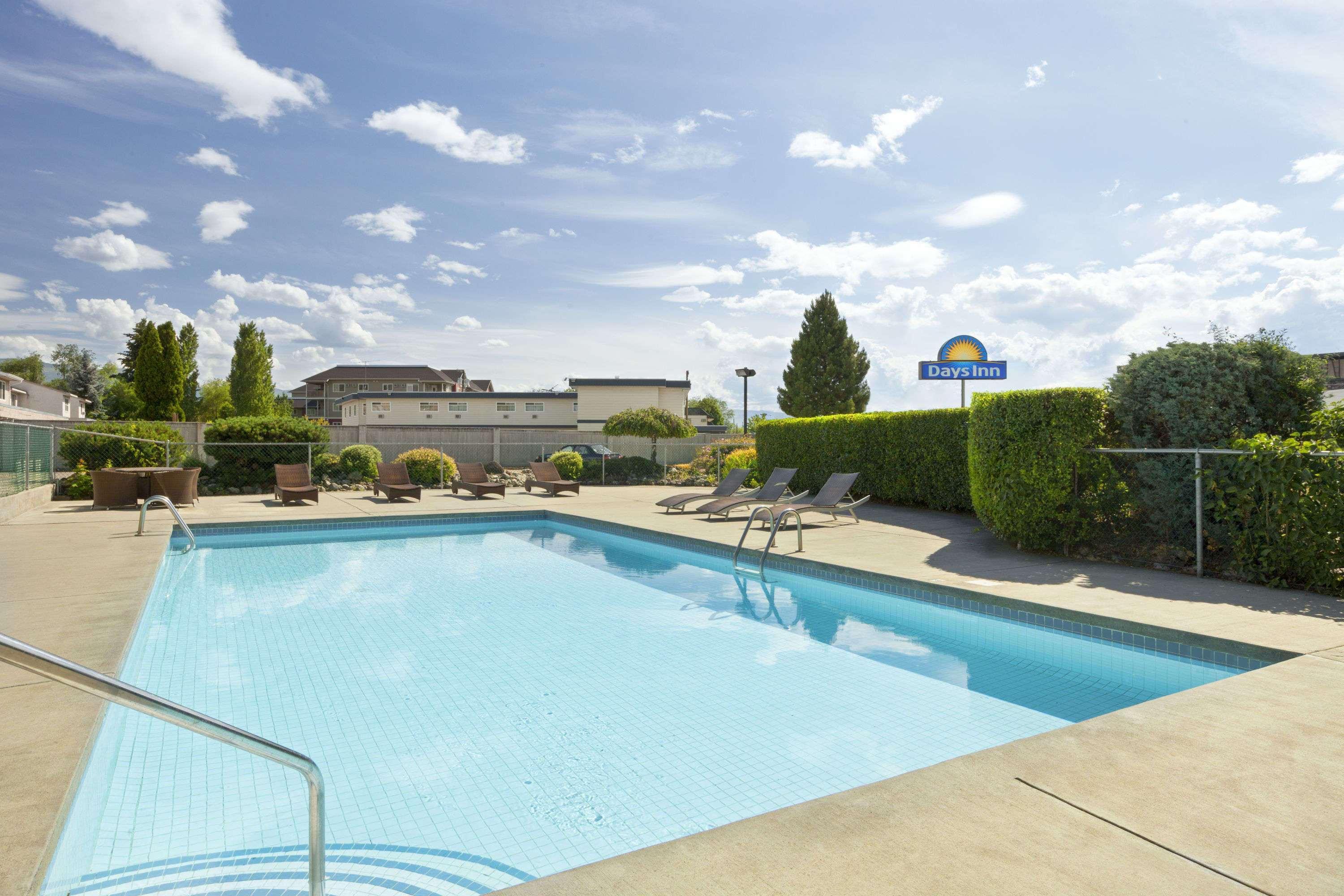 Days Inn By Wyndham Келоуна Екстериор снимка