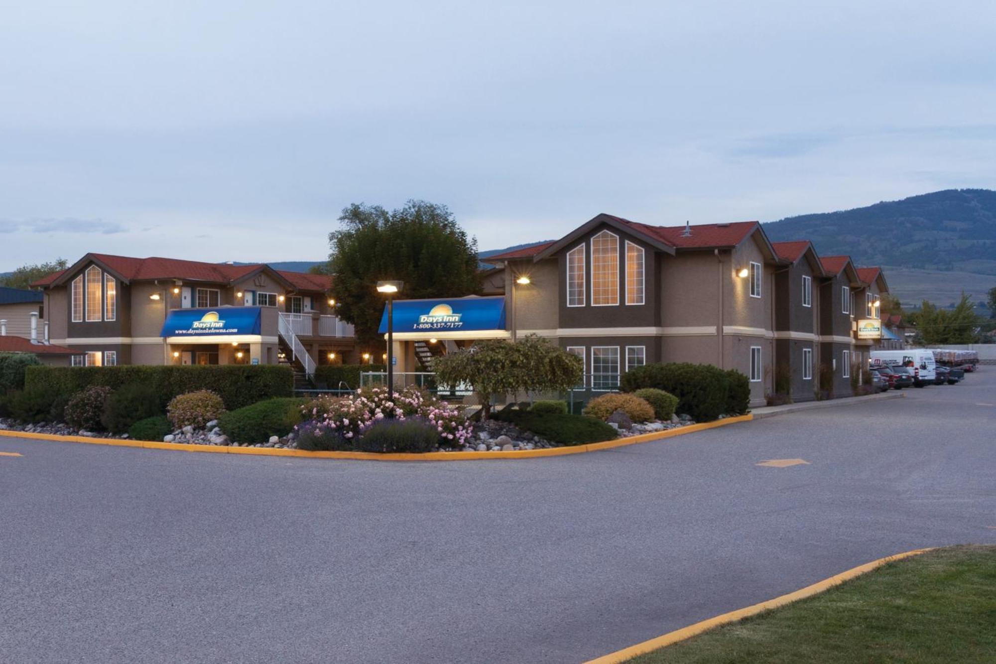 Days Inn By Wyndham Келоуна Екстериор снимка