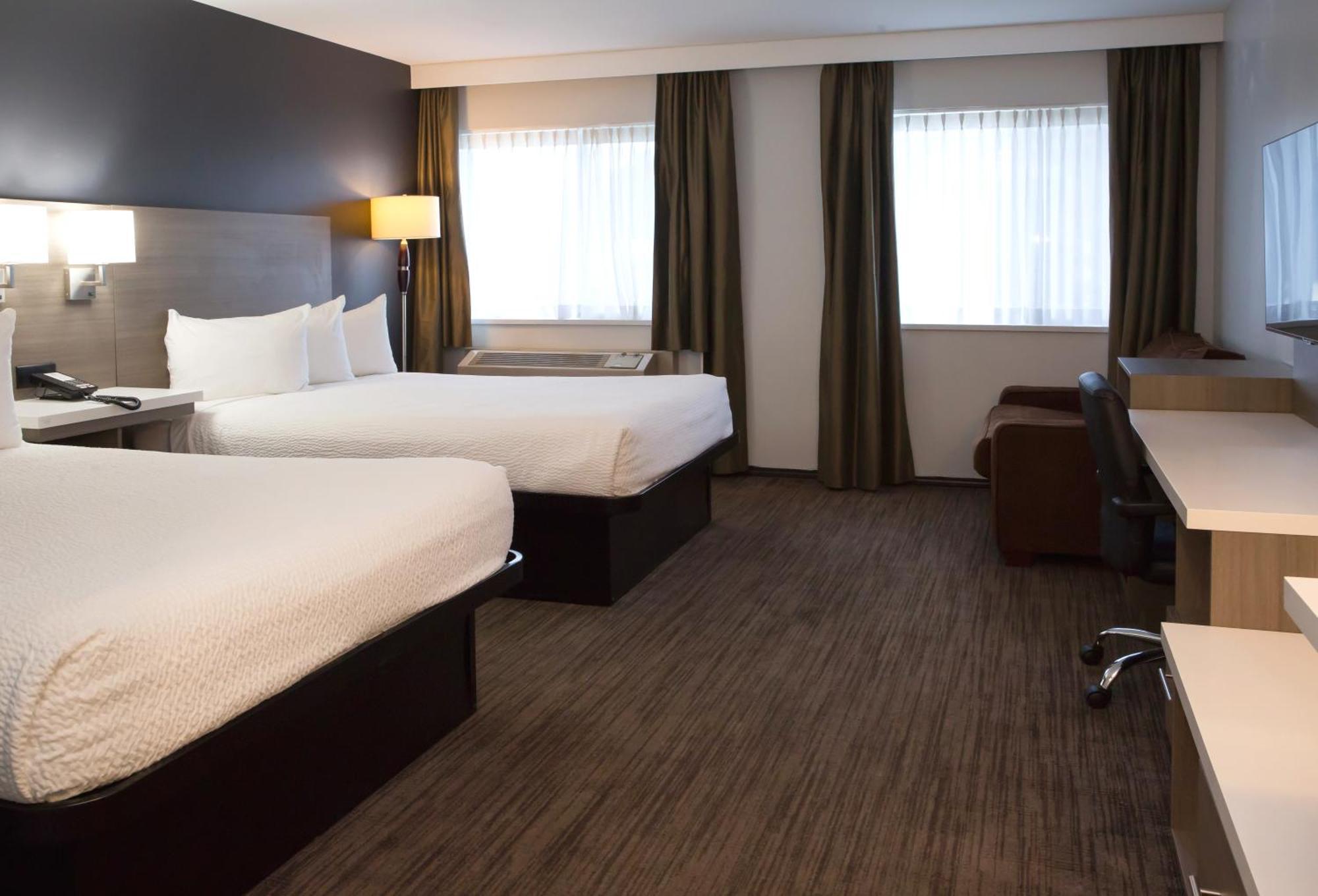 Days Inn By Wyndham Келоуна Екстериор снимка