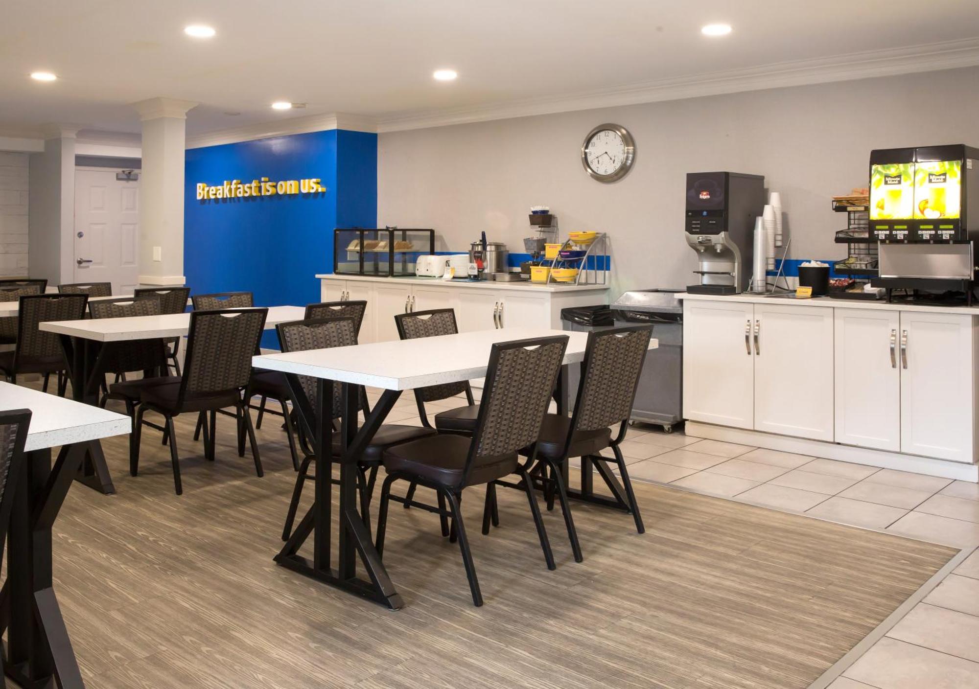 Days Inn By Wyndham Келоуна Екстериор снимка