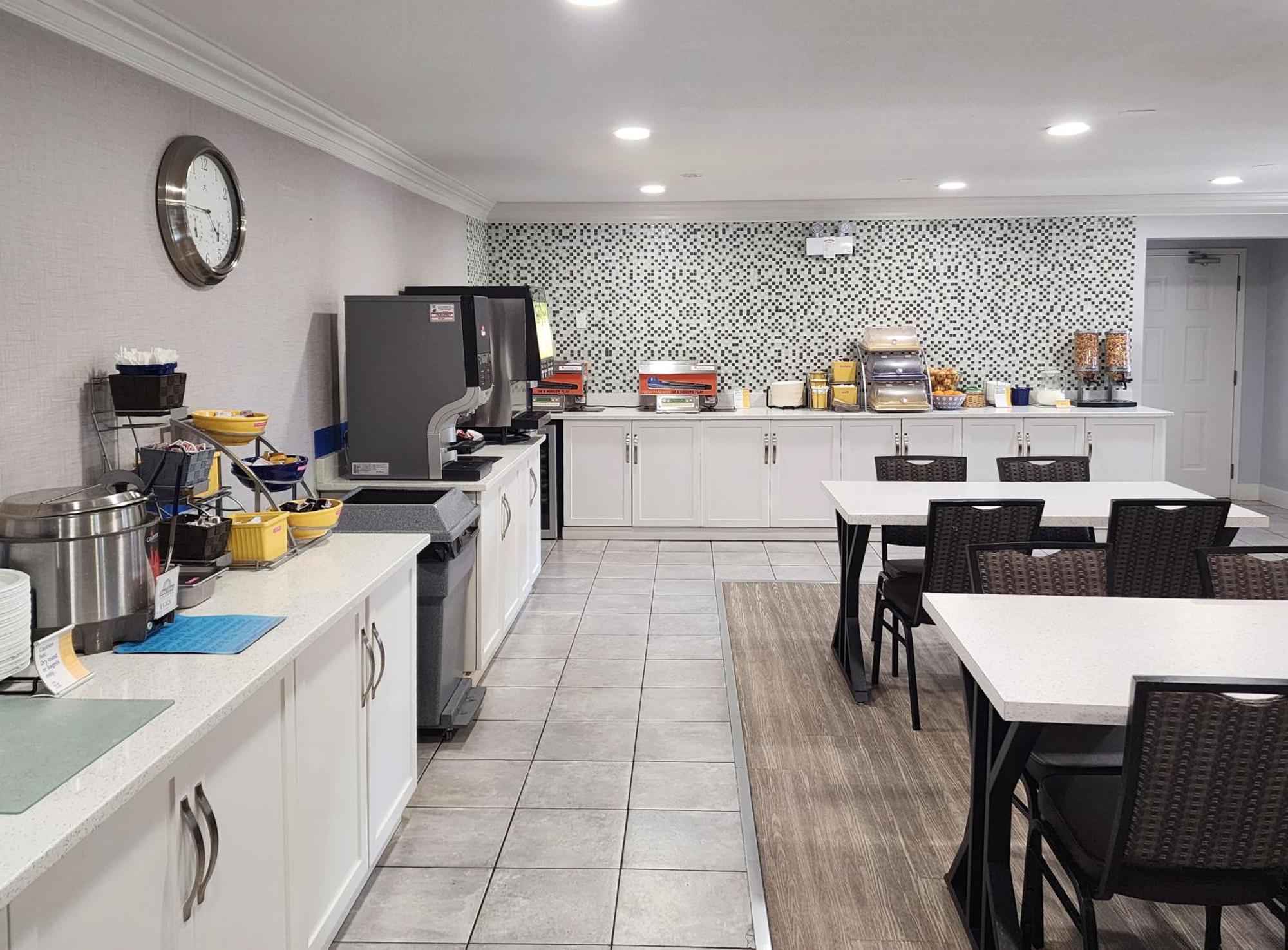 Days Inn By Wyndham Келоуна Екстериор снимка