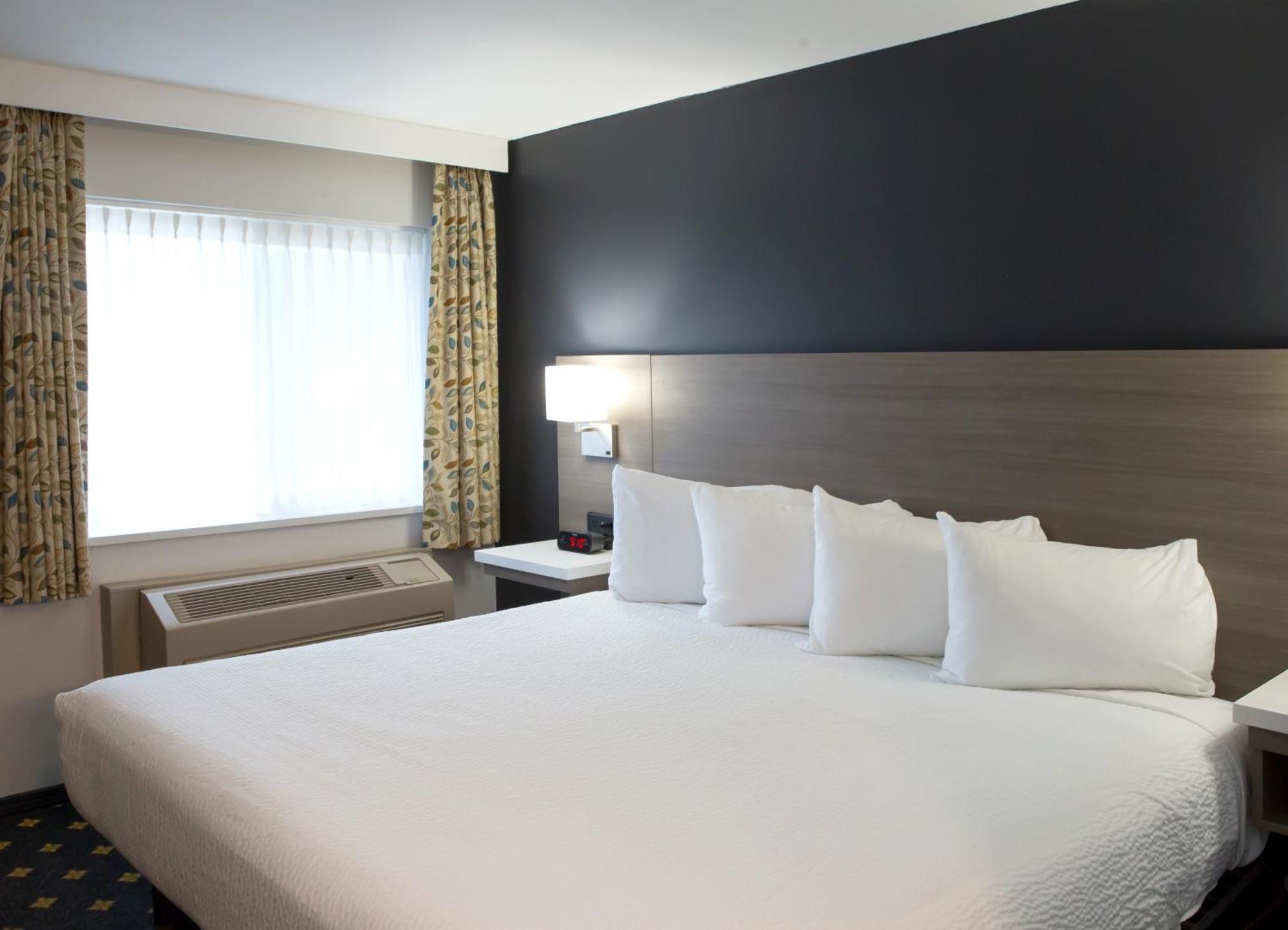 Days Inn By Wyndham Келоуна Екстериор снимка
