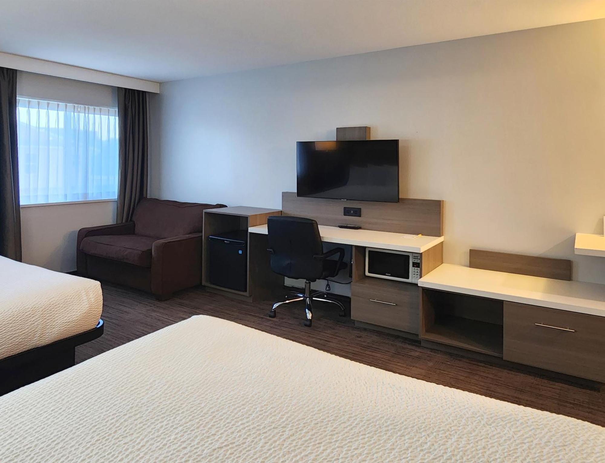 Days Inn By Wyndham Келоуна Екстериор снимка