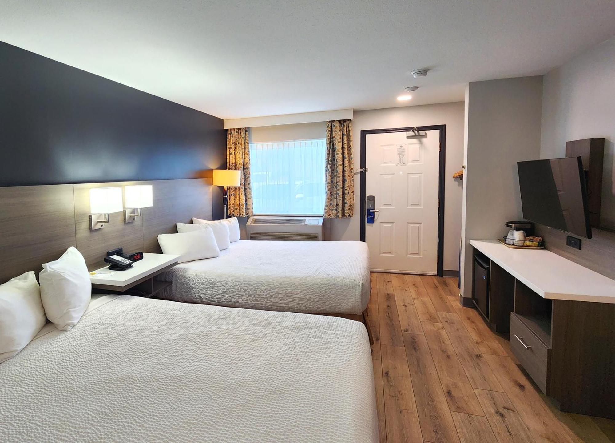 Days Inn By Wyndham Келоуна Екстериор снимка