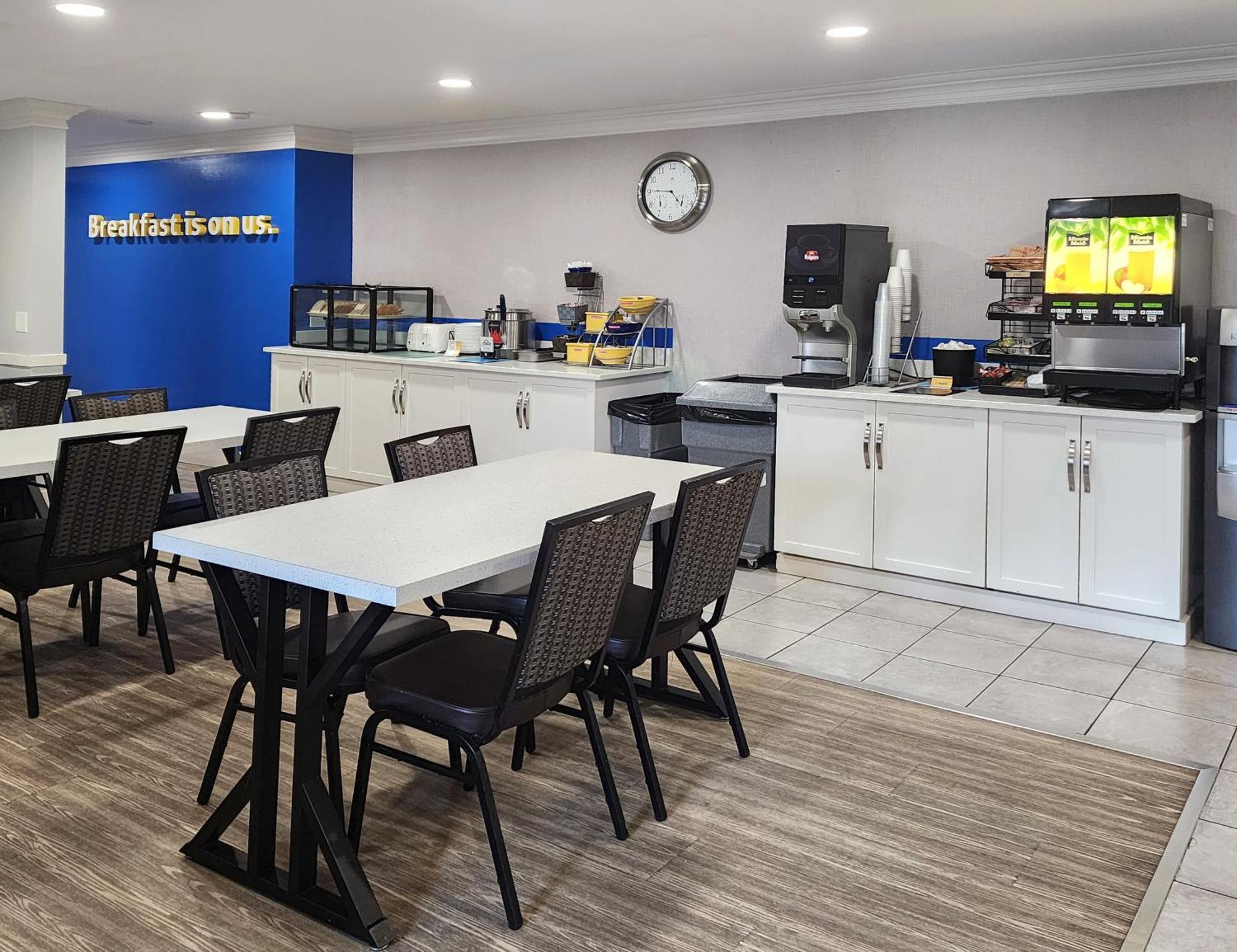 Days Inn By Wyndham Келоуна Екстериор снимка