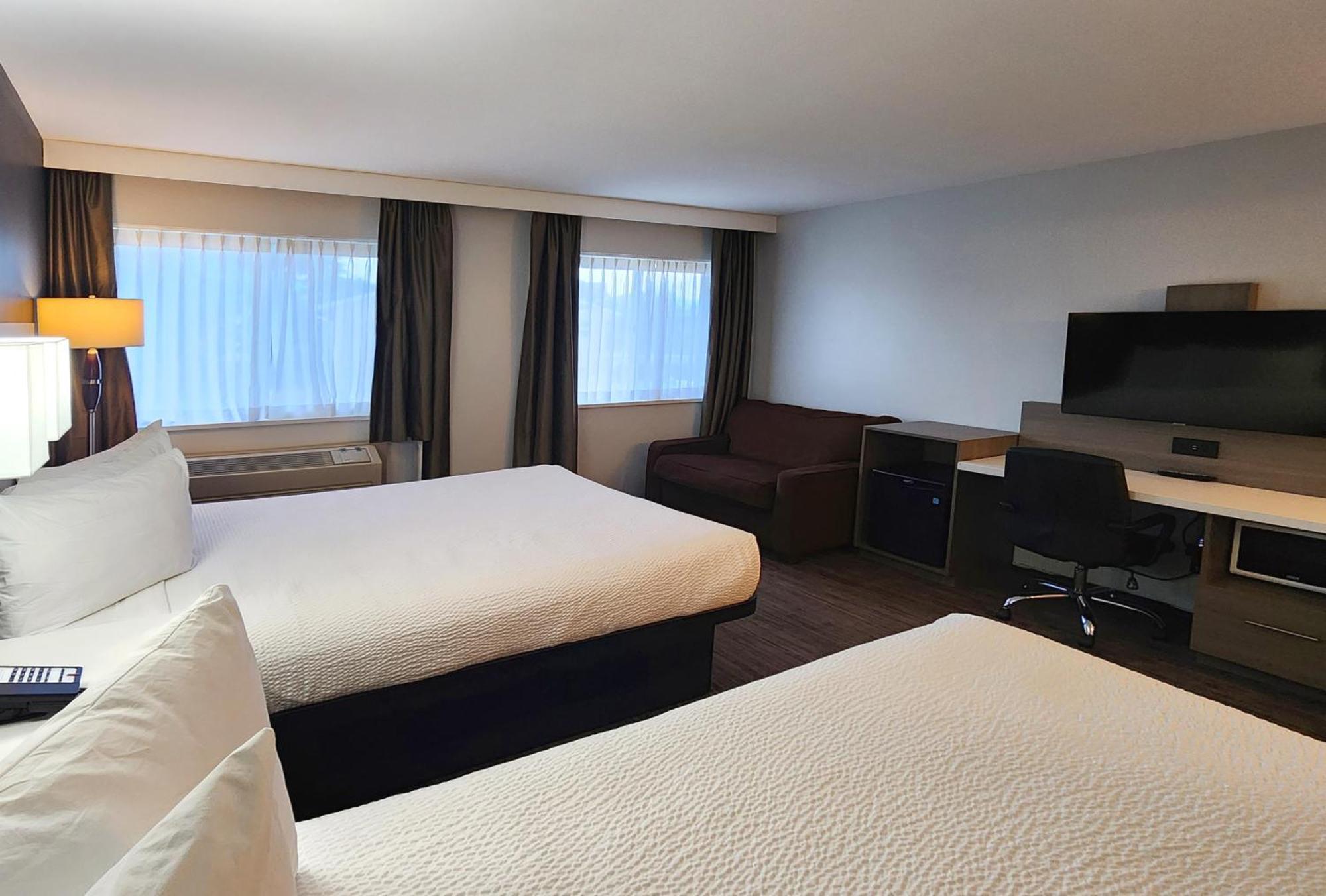 Days Inn By Wyndham Келоуна Екстериор снимка
