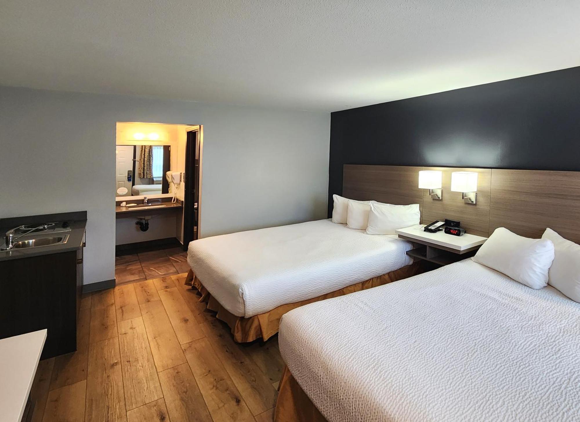Days Inn By Wyndham Келоуна Екстериор снимка