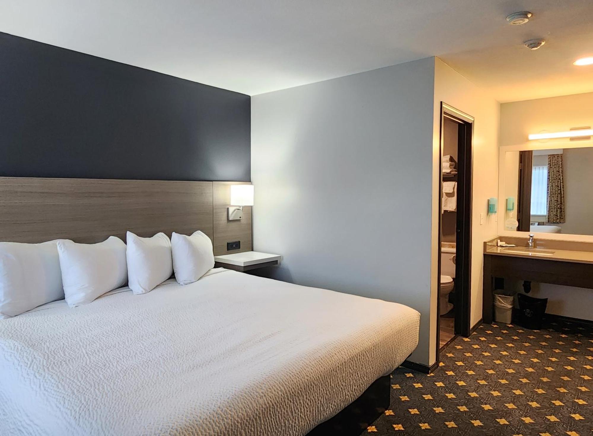 Days Inn By Wyndham Келоуна Екстериор снимка