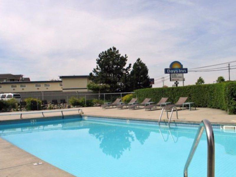 Days Inn By Wyndham Келоуна Екстериор снимка